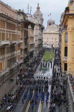 Un momento della sfilata in via XX Settembre. Sullo sfondo piazza De Ferrari e il Tricolore issato sulla Torre Grimaldina
