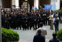 Ragazze e ragazzi nel cortile di Palazzo Tursi