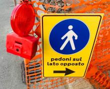 segnale pedoni sul lato opposto