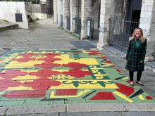 bordilli accanto a opera di street art