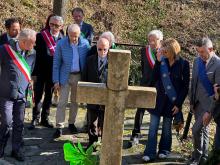Le Autorità davanti alla croce della Benedicta