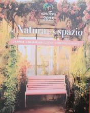 immagine di giardino con scritta "la natura si fa spazio"