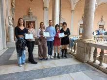 foto di gruppo dei vincitori nel loggiato al piano nobile di palazzo Tursi