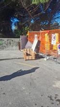 Un divanetto abbandonato in prossimità di un'area di cantiere Un divanetto abbandonato in prossimità di un'area di cantiere insieme ad altri rifiuti ingombranti