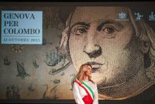 La sindaca Silvia Salis davanti allo schermo dove è ritratto Cristoforo Colombo durante la Cerimonia Colombiana al Ducale
