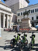 L'assessore Robotti sotto la statua di Garibaldi a cavallo, in largo Pertini, accanto ad alcune bici elettriche in sharing