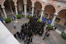 Ragazze e ragazzi nel cortile di Palazzo Tursi