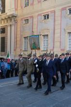 Gli Alpini pronti a schierarsi davanti a Palazzo Ducale per il discorso ufficiale della sindaca Salis