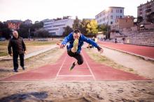 Salto in lungo, un atleta con disabilità immortalato mentre è sospeso nell'aria