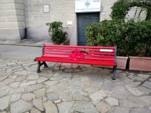 panchina rossa su stada