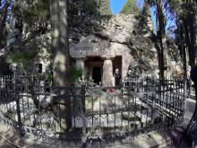 Esterno del mausoleo di Mazzini