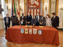 foto di gruppo in salone di rappresentanza