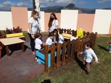 bambini e maestre nella zona giochi all'aperto