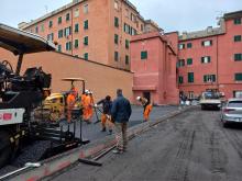 Lavori in corso sulla pavimentazione dell'area poi destinata a parcheggio pubblico