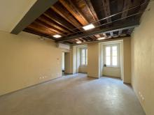 Uno dei locali interni di vico Vegetti appena ristrutturati con la conservazione degli elementi in legno del soffitto originario