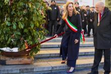 L'accensione del falò da parte della sindaca Salis. Al suo fianco l'abate del popolo Franco Bampi