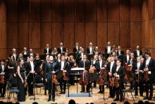 L'orchestra al gran completo applaudita dal pubblico