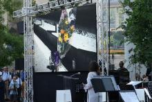 L'immagine finale del video dedicato alle vittime: un mazzo di fiori appoggiato sulla strada