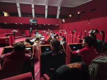 Un momento della "lezione" in Sala Rossa, con i bimbi seduti "al posto" dei consiglieri comunali