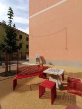 Panchine e sedute attorno alla scacchiera