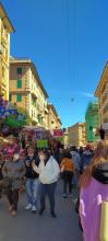 una strada del quartiere di San Fruttuoso affollata per la Fiera di sant'Agata