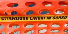 scritta "attenzione lavori in corso" su rete da cantiere