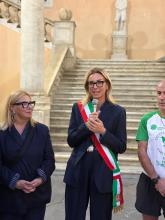 La sindaca Salis insieme alla assessora Bruzzone e a un tedoforo