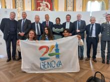 foto di gruppo con bandiera Genova capitale dello sport 2024