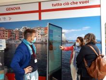 addetto allo stand, assessore gaggero e visitatrice 