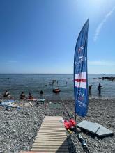 Swim lift spiaggia con bandiera che segnala swim lift