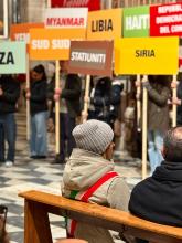 La sindaca Salis, di spalle, dentro la Basilica della Annunziata