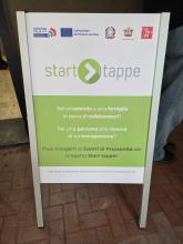 Il cartello informativo davanti all'ingresso dei nuovi locali Il cartello informativo davanti all'ingresso dei nuovi locali