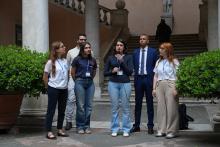 Il consigliere Kaabour accanto ad alcune ragazze e ragazzi nel cortile di Palazzo Tursi