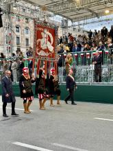 La sfilata del gonfalone del Comune di Genova: a sinistra il presidente Villa, a destra il vicesindaco Terrile