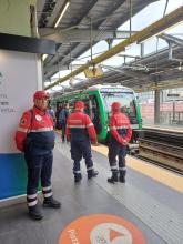 Il presidio dei volontari di Protezione Civile alla stazione della metropolitana di Brignole