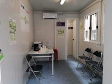 interno con tavolo e seggiole 