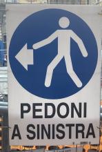 cartello pedoni a sinistra