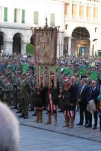 Il gonfalone del Comune di Genova in piazza de Ferrari: dietro i labari di varie sezioni di Alpini