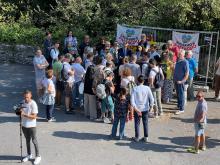 Foto dall'alto dell'assemblea, tenutasi sulla strada di fronte alla funicolare del Righi