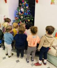 bimbi e bimbe intorno a Albero di Natale