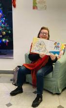 educatrice che legge e illustra favola di Natale