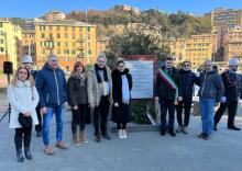 foto di gruppo davanti al cippo