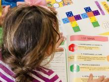 bimba di spalle con gioco sul tavolo