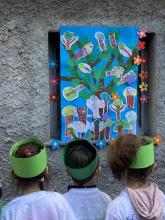 bambini di spalle e cartellone 