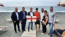 Foto di gruppo sulla nuova spiaggia con, tra gli altri, l'assessore comunale Mascia e il presidente di Municipio Barbazza