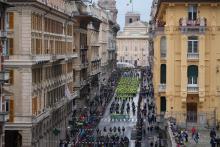 Un momento della sfilata in via XX Settembre. Sullo sfondo piazza De Ferrari e il Tricolore issato sulla Torre Grimaldina