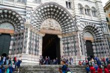 persone sullo sfondo della facciata di san Lorenzo
