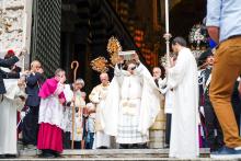 monsignor Tasca ostende reliquia all'ingresso della cattedrale