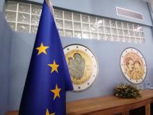 La bandiera dell'Unione Europea e due effigi tra cui quella di Falcone e Borsellino