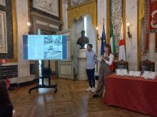 ragazza spiega un progetto riprodotto su slide